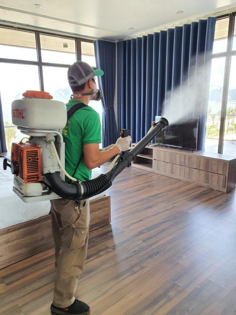 Kỹ thuật viên Hòa Tâm đang thực hiện dịch vụ diệt muỗi sinh học tại khu dân cư – an toàn cho trẻ em và vật nuôi.