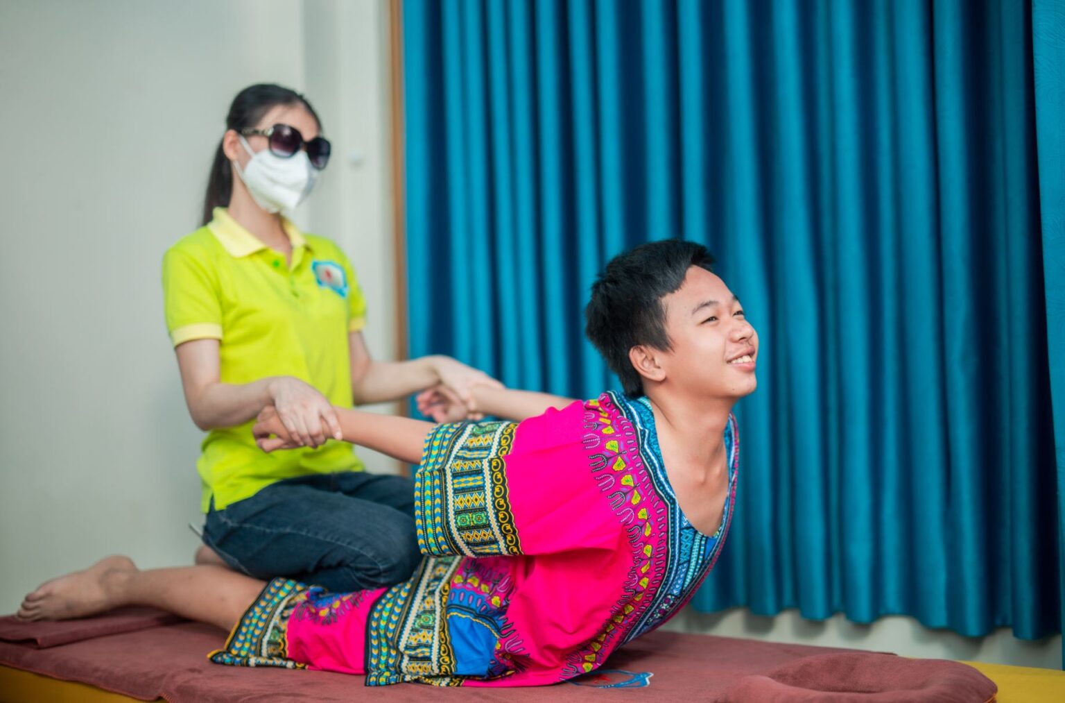 Kỹ thuật viên thực hiện dịch vụ massage khiếm thị trị liệu