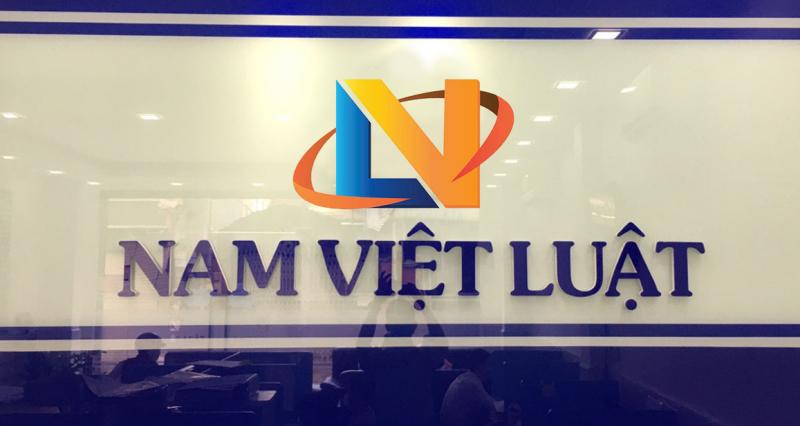 Vách kính văn phòng in logo chữ N nhiều màu và dòng chữ “Nam Việt Luật”.
