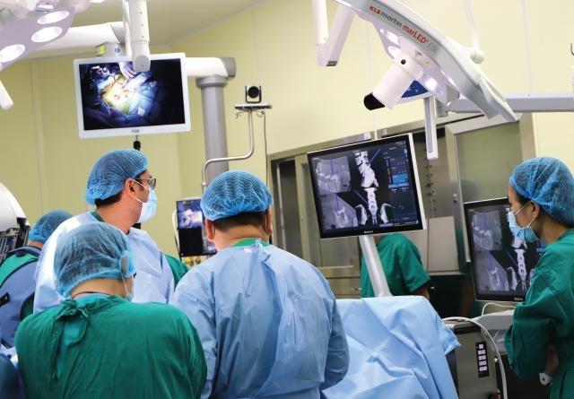 Hình ảnh Bệnh viện Đa khoa Quốc tế Nam Sài Gòn – địa chỉ uy tín về cơ xương khớp, nổi bật với phòng khám chuyên khoa và liệu trình cá nhân hóa trong điều trị thoái hóa cột sống.