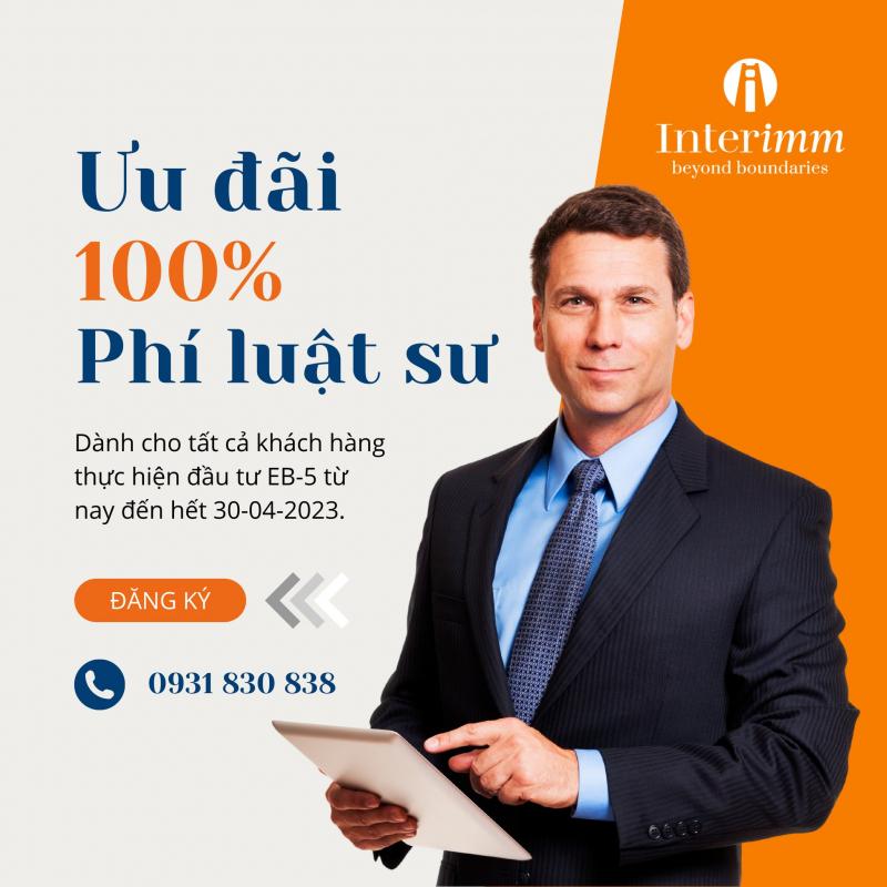 “Poster Interimm nền trắng-cam với tiêu đề ‘Ưu đãi 100% Phí luật sư’ cho hồ sơ EB-5 đến 30-04-2023, logo Interimm góc trên và người đàn ông mặc vest cầm tablet, kèm nút ‘Đăng ký’ và số điện thoại.”