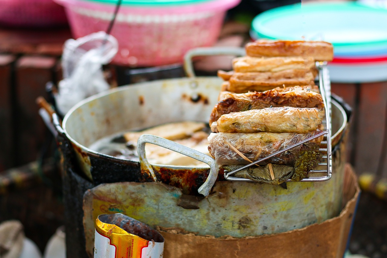 nem cua bể Hà Nội giòn tan thơm ngon