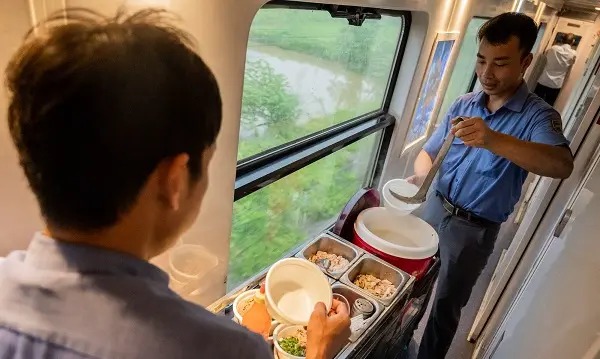 Nhân viên phục vụ đồ ăn trên tàu hỏa