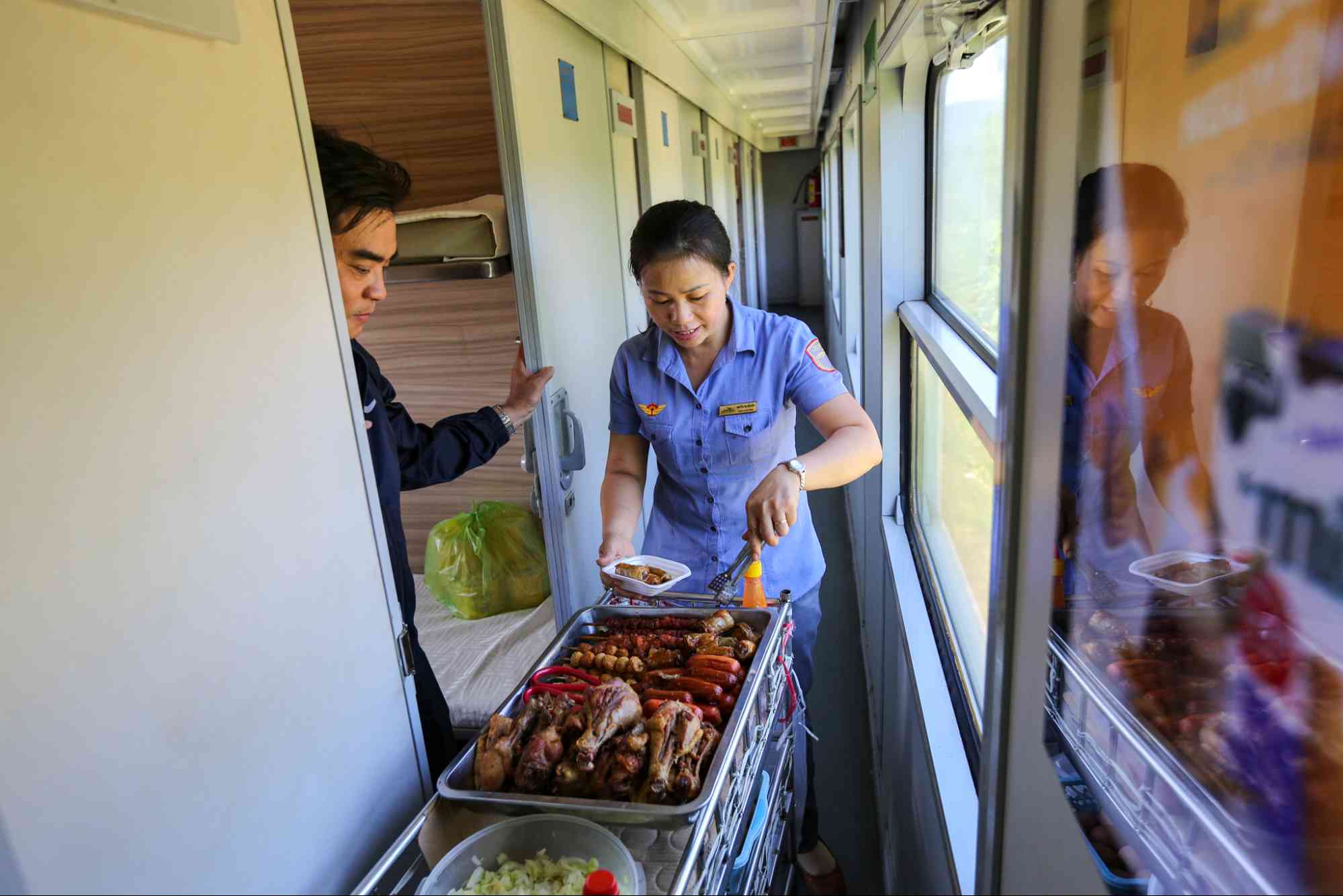 Xe đẩy đồ ăn trên tàu hỏa tiện lợi