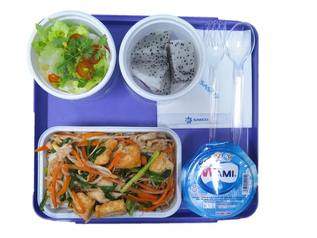 Suất ăn trưa đầy đủ trên tàu hỏa