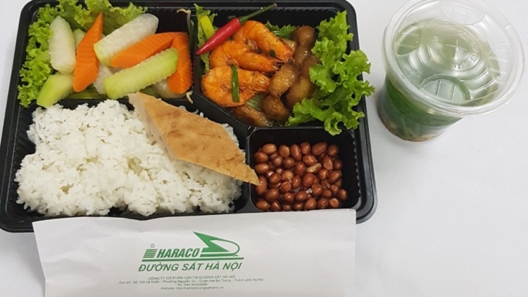 Đồ ăn trên tàu hỏa đa dạng, sạch