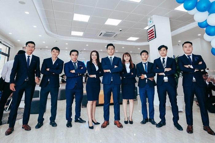 Hình ảnh sản phẩm may đồng phục công sở của Kim Anh, sử dụng vải cao cấp, đường may chắc chắn, giữ form và màu sắc lâu dài, phù hợp nhu cầu doanh nghiệp.