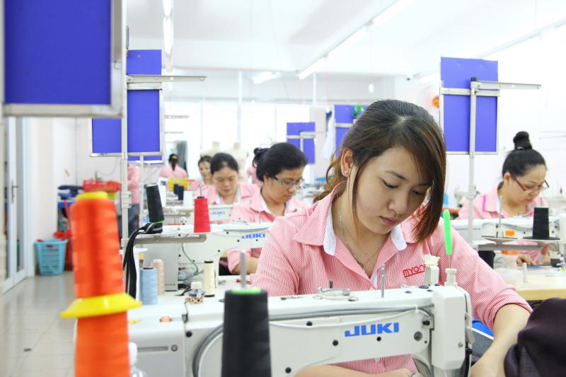 Hình ảnh sản phẩm may đồng phục công sở của GLU, thiết kế đa dạng, chất liệu chất lượng, đáp ứng nhu cầu nhiều ngành nghề và cam kết tiến độ giao hàng.