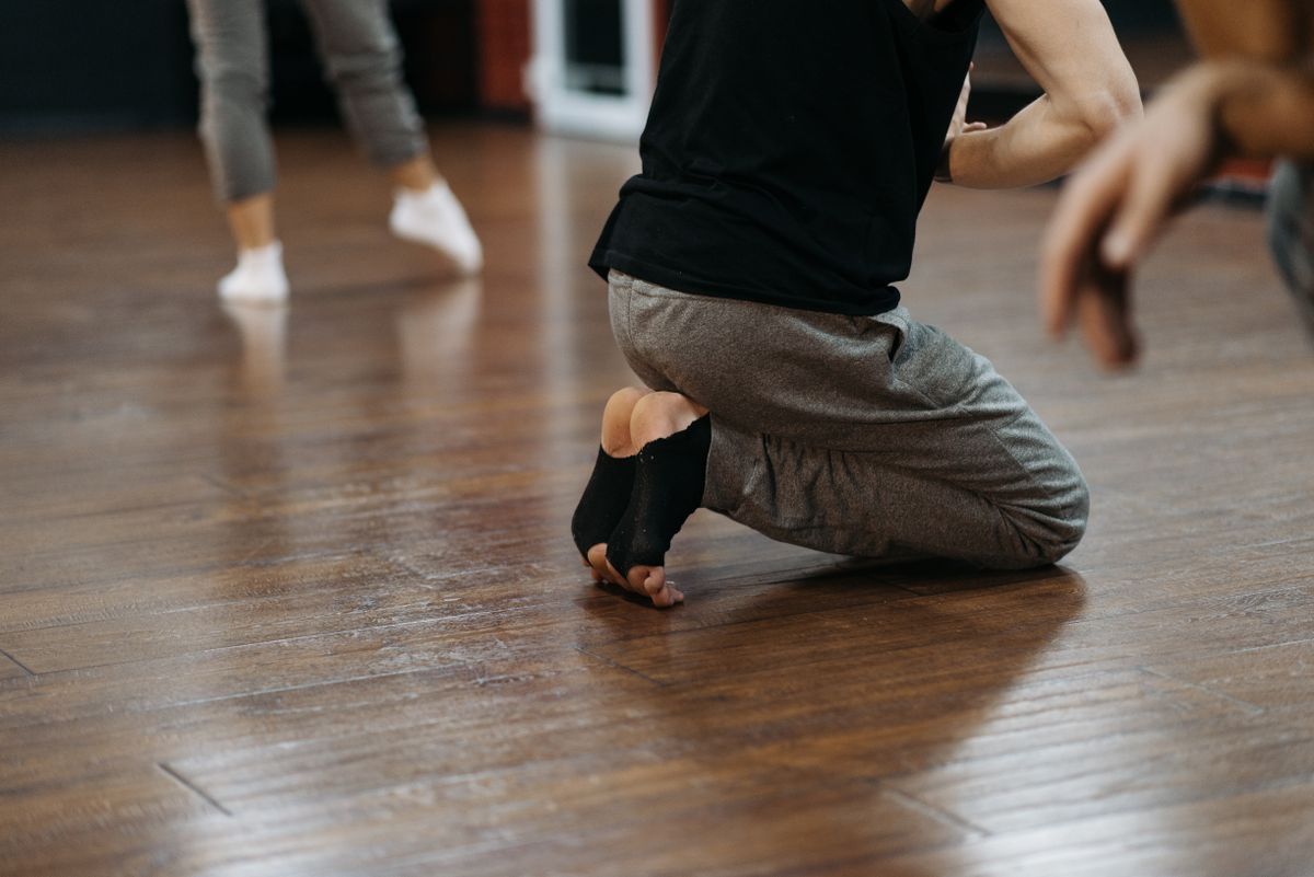 Động tác nhảy hiện đại uyển chuyển trên sàn gỗ studio