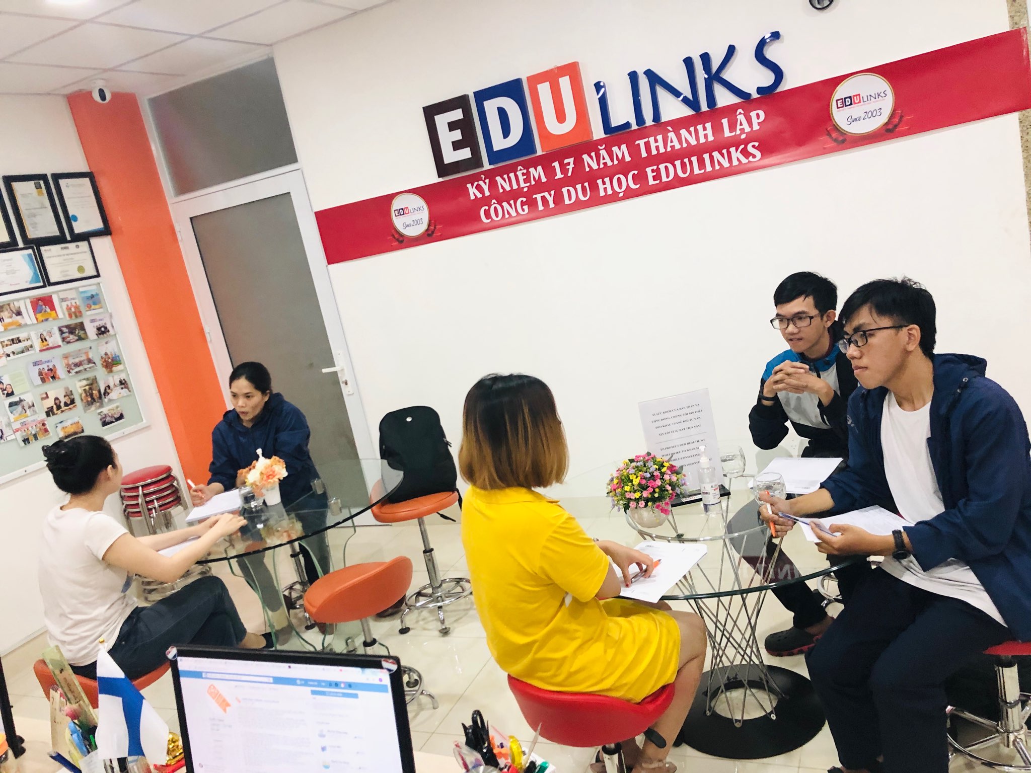 Nhân viên Edulinks tư vấn trực tiếp cho học sinh và phụ huynh tại văn phòng nhân kỷ niệm 17 năm thành lập công ty.