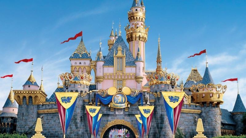Disneyland HongKong – điểm đến giải trí hàng đầu với thế giới cổ tích và trò chơi hấp dẫn.