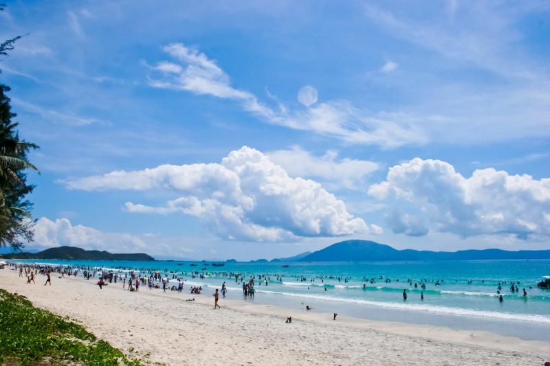 Hình ảnh bãi biển Cửa Lò với cát trắng, sóng biển hiền hòa – địa điểm du lịch nổi tiếng miền Trung.