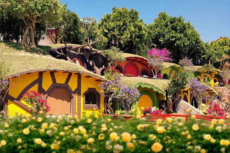 Làng cổ tích Dalat Fairytale Land với những ngôi nhà Hobbit, điểm du lịch nổi tiếng và lãng mạn ở Đà Lạt.