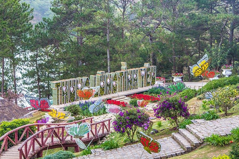 Hồ nước và cầu tình yêu ở Thung Lũng Tình Yêu, địa điểm du lịch nổi tiếng dành cho các cặp đôi tại Đà Lạt.