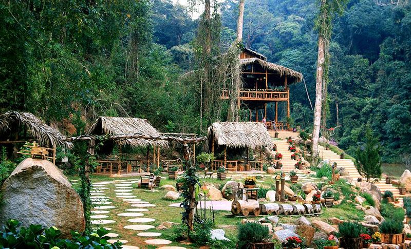 Bàn tay Phật khổng lồ tại Hoa Sơn Điền Trang, điểm du lịch nổi tiếng thu hút du khách khi đến Đà Lạt.