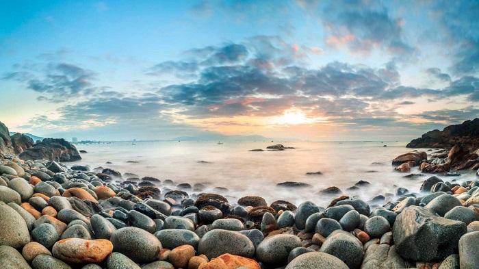 Ghềnh Ráng Tiên Sa với bãi đá uốn lượn và bãi tắm Hoàng Hậu – điểm du lịch kì thú ở Quy Nhơn.