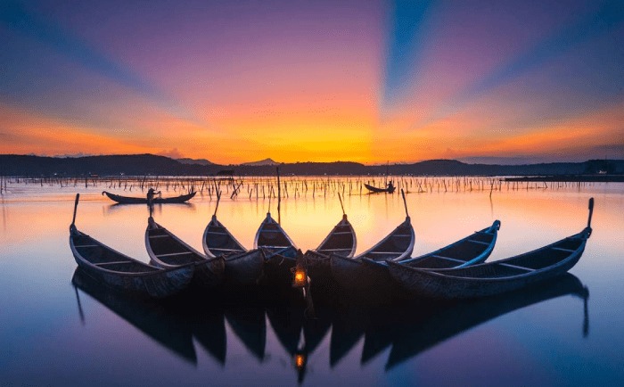 Thuyền nan tại địa điểm ăn uống Phú Yên đầm Ô Loan.