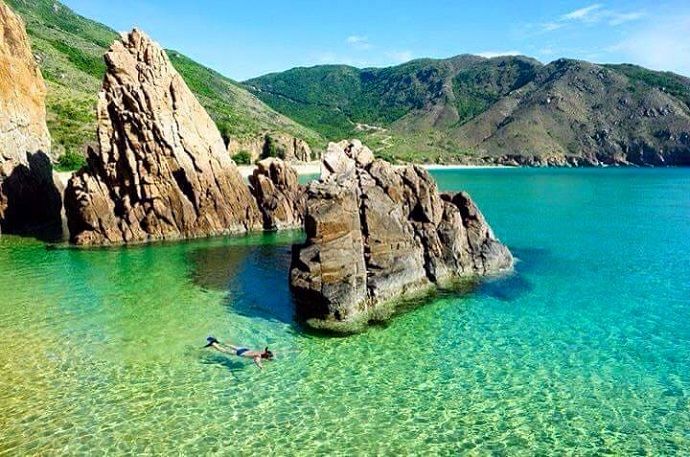 Biển Nhơn Lý – địa điểm du lịch nổi tiếng với cát trắng và nước biển trong xanh.