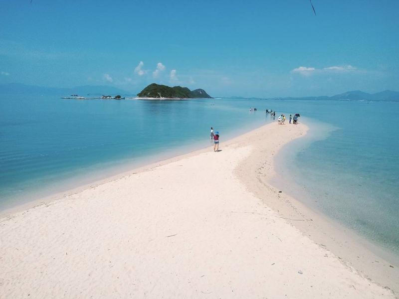Hòn Khô – địa điểm du lịch Quy Nhơn nổi tiếng với thiên đường lặn ngắm san hô.