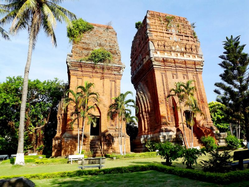 Tháp Đôi – Địa điểm du lịch văn hóa Champa nổi bật ngay trung tâm Quy Nhơn.