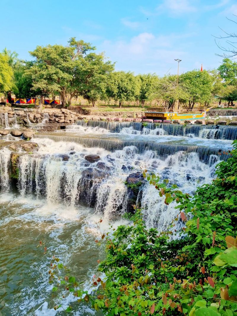Thác Đá Hàn Đồng Nai với dòng nước trắng xóa, không gian mát lành lý tưởng cho du lịch sinh thái.