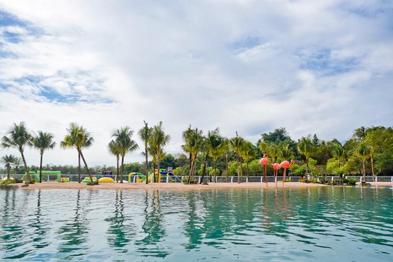 Hồ nước trong xanh tại Suối Mơ – điểm đến du lịch sinh thái mát mẻ, phù hợp cho gia đình.