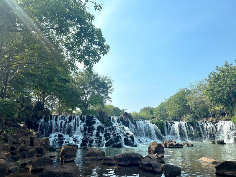 Khung cảnh thác nước và cây xanh tại Giang Điền – điểm du lịch sinh thái lý tưởng cho dã ngoại.