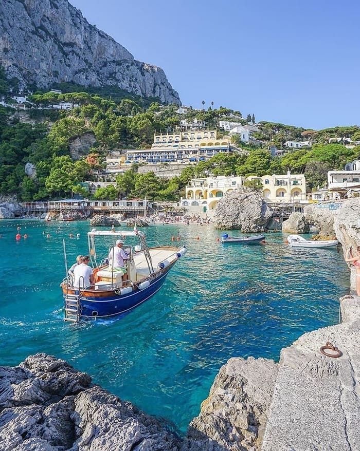 Đảo Capri Ý – Hang Xanh huyền ảo và phố nhỏ hoa giấy, chuyến du lịch tuyệt vời tại Địa Trung Hải.