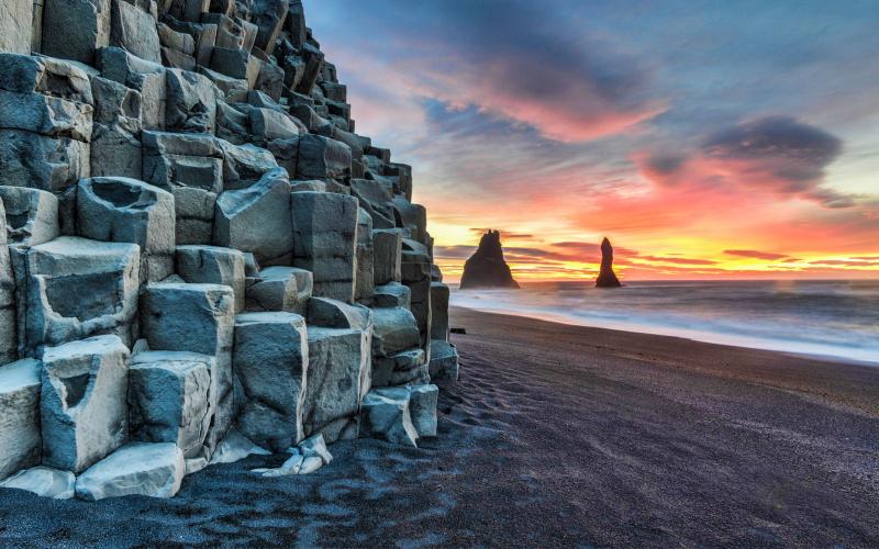 Bãi biển Reynisfjara Iceland – cát đen, cột đá bazan và sóng biển dữ dội, trải nghiệm du lịch tuyệt vời.