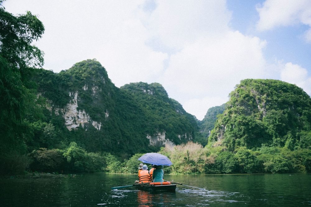 Du lich Viet Nam nen di dau Trang An Ninh Binh tren thuyen