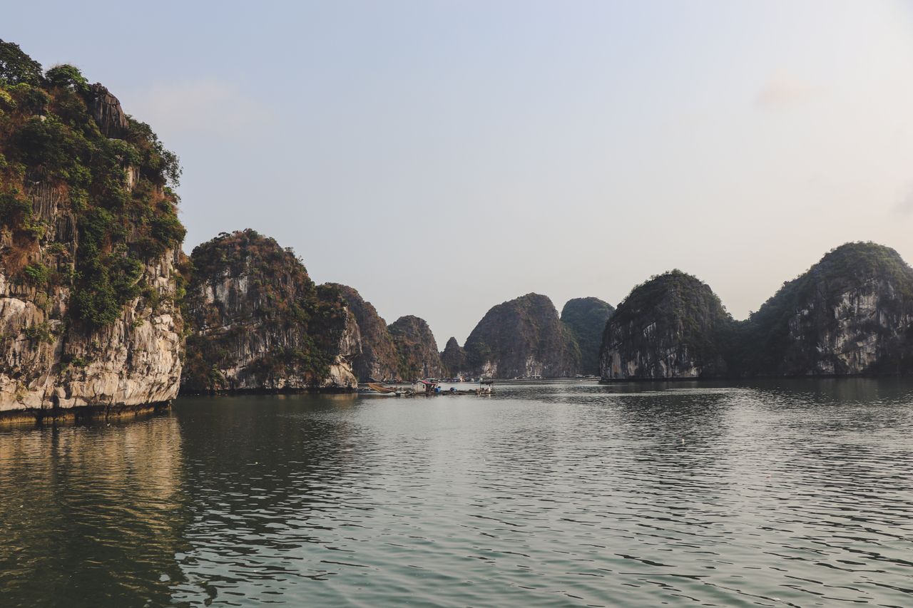 Du lịch Việt Nam - Vịnh Hạ Long hùng vĩ với đảo đá vôi