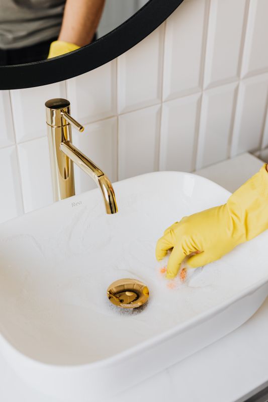 Dung dịch tẩy cặn canxi trên vòi inox nhà tắm khi vệ sinh