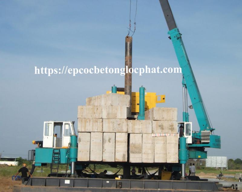 Thi công ép cọc bê tông cốt thép tại công trình nhà dân TP.HCM do Lộc Phát thực hiện bằng máy ép tải hiện đại.