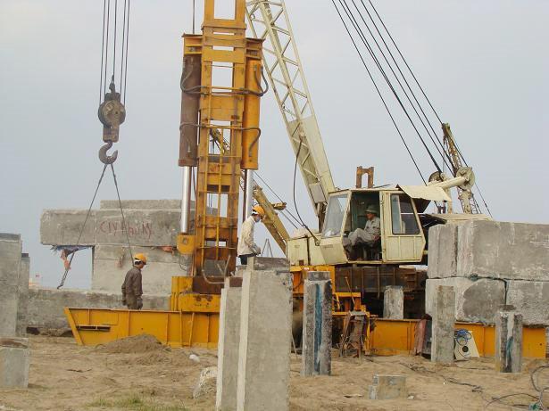 Máy ép cọc bê tông công suất lớn thi công tại công trình nhà xưởng do Công Ty Anh Khôi thực hiện, đảm bảo tiến độ và chất lượng nền móng.