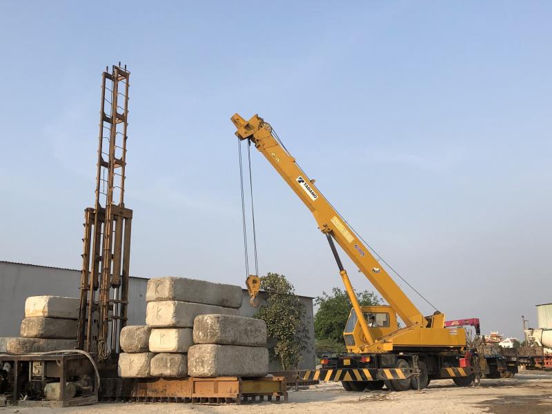 Công trình nhà máy công nghiệp đang thi công ép cọc bằng thiết bị 250 tấn của Sang Việt, đảm bảo độ lún và an toàn kết cấu móng.