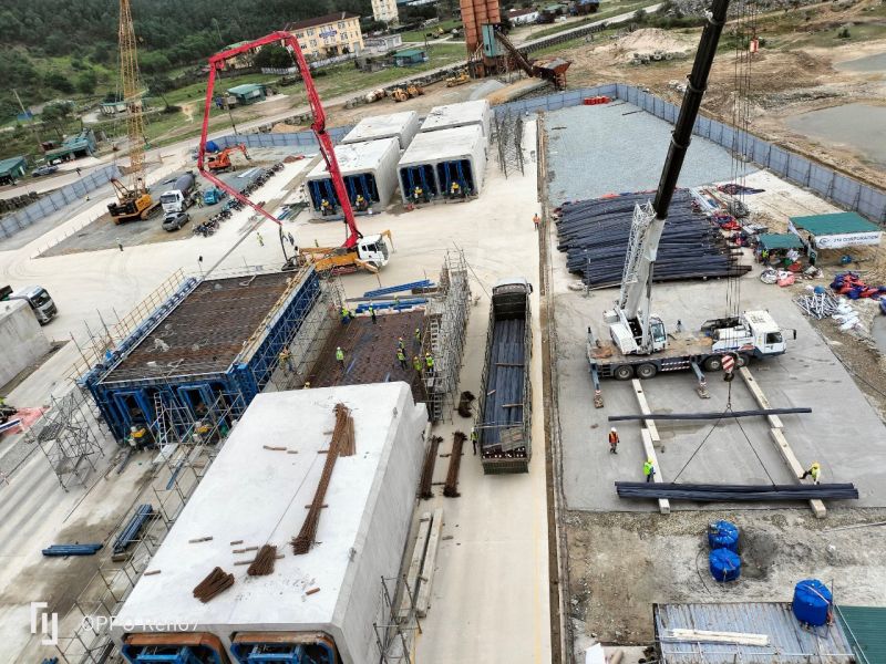 Xe tải chuyên dụng của BTLT Thủ Đức 1 vận chuyển cọc ly tâm dự ứng lực đến công trình, sẵn sàng thi công nền móng trọn gói.