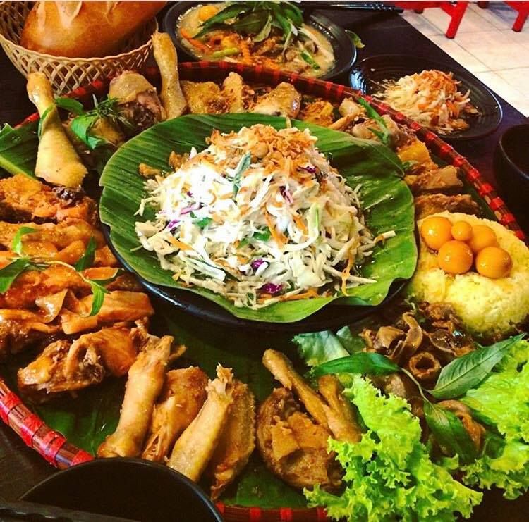 Phần gà lên mâm tại Gà Cơ Bắp gồm gà hấp không mỡ, salad, khoai lang, trứng luộc và xôi lứt, phù hợp chế độ ăn eat clean, tăng cơ giảm mỡ.

