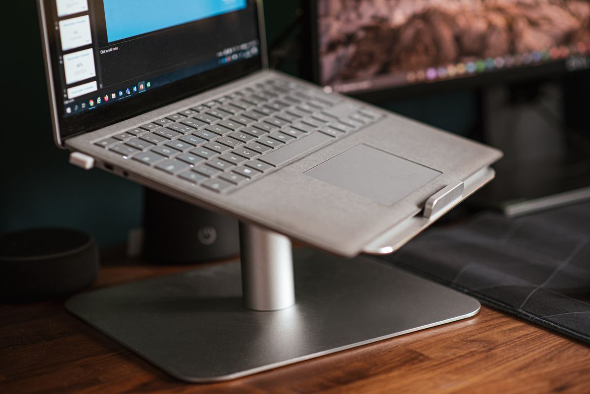 Giá đỡ laptop đặt cạnh màn hình rời