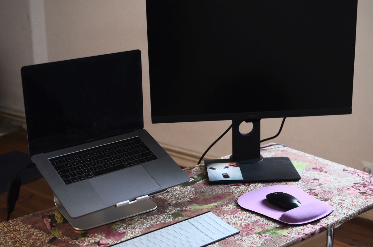Giá đỡ laptop giúp sắp xếp bàn khoa học