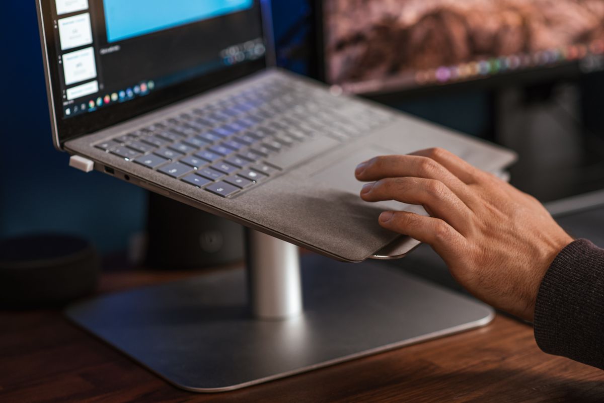 Giá đỡ laptop nâng máy trên bàn làm việc gọn gàng