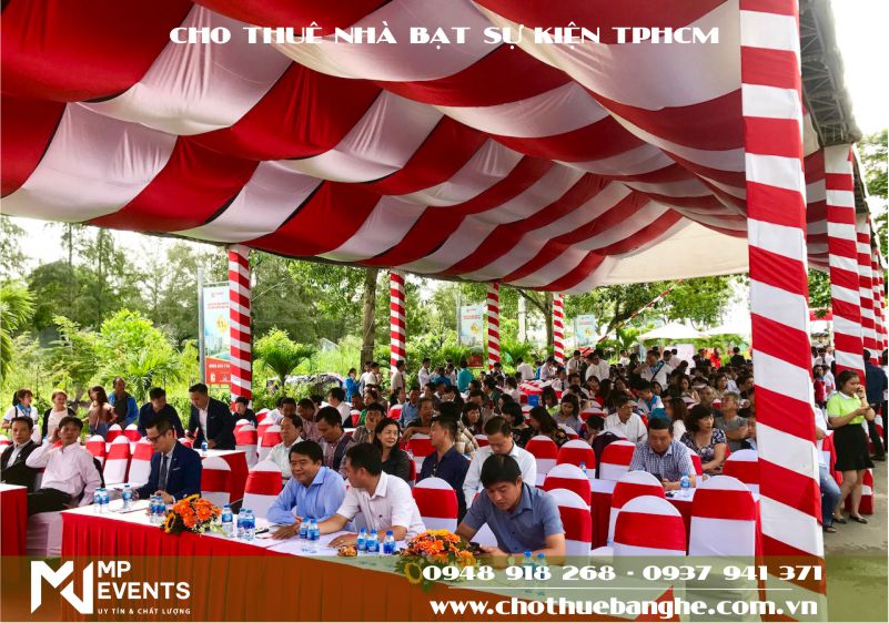 Nhà bạt giúp buổi khai trương diễn ra suôn sẻ dù thời tiết xấu