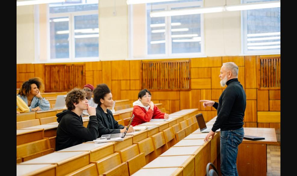 Giảng viên quốc tế giảng dạy cho sinh viên đa dạng tại đại học RMIT