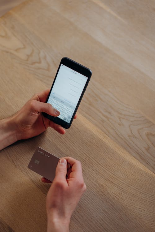 giao dịch mobile banking qua điện thoại thông minh nhanh chóng tiện lợi