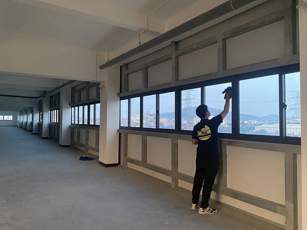 thi công giấy dán kính một chiều nhà xưởng