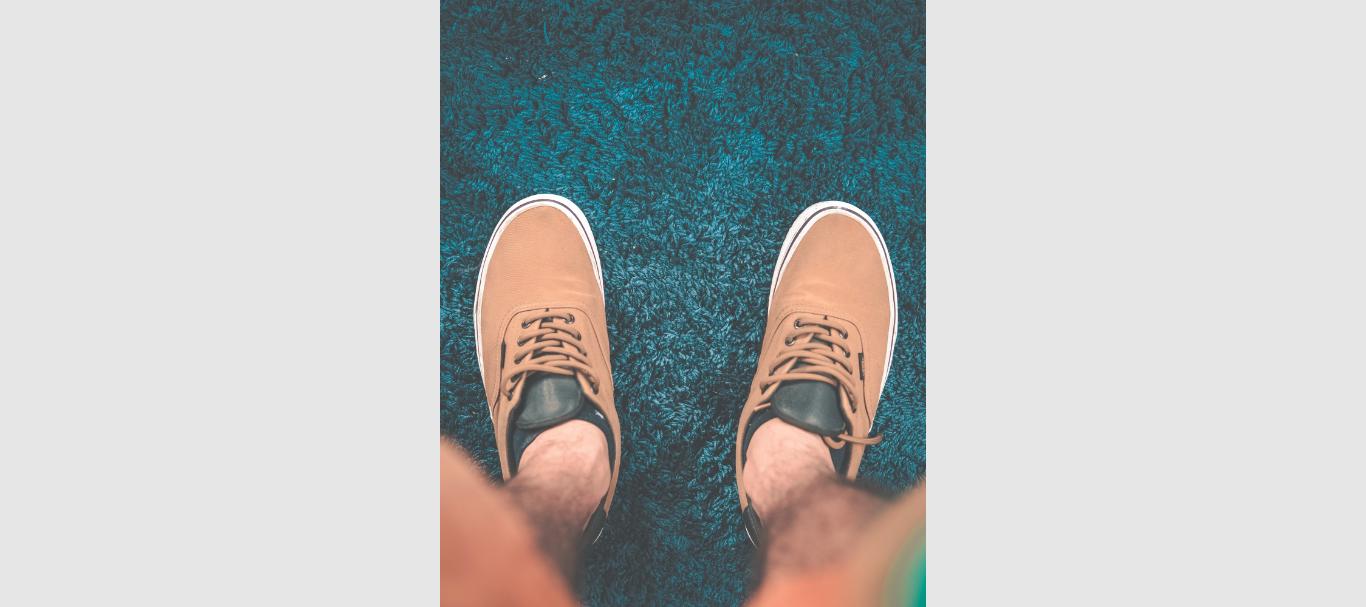 giay sneaker nam mau nau be phong cach nang dong