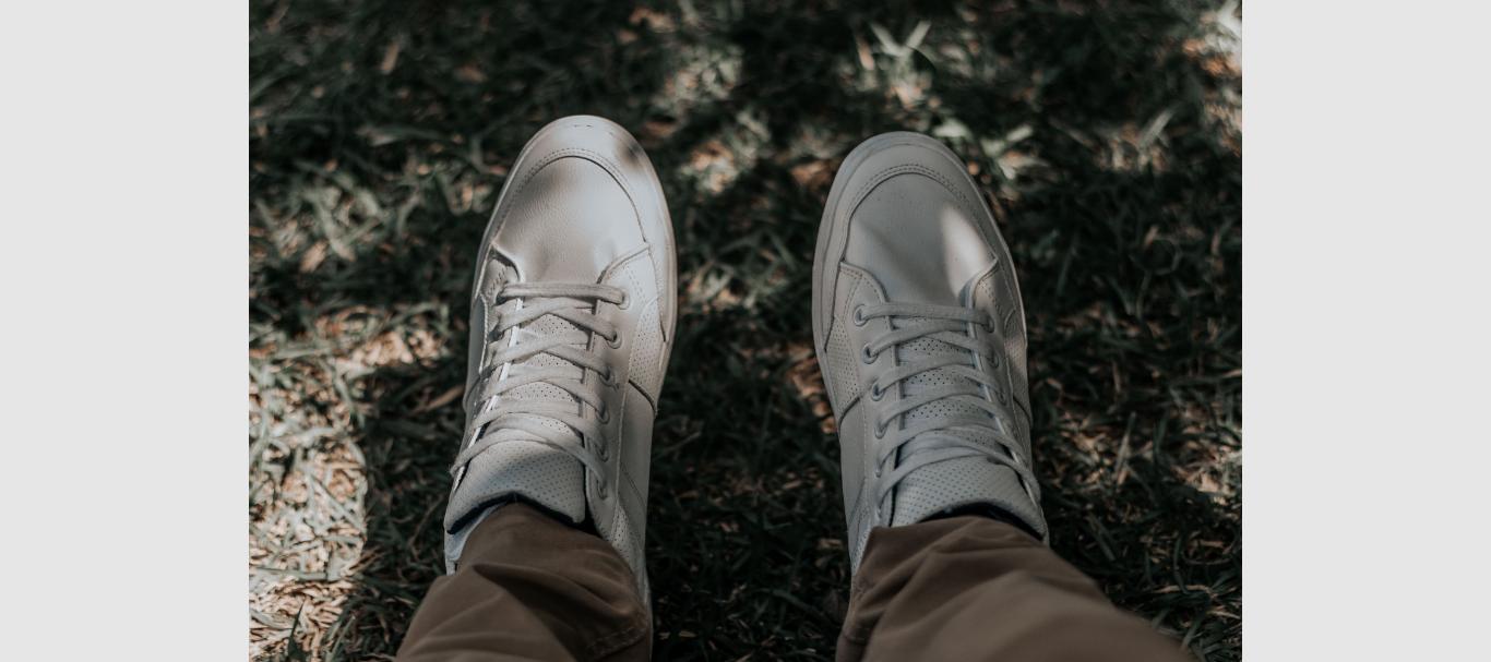 giay sneaker nam mau trang de phoi do