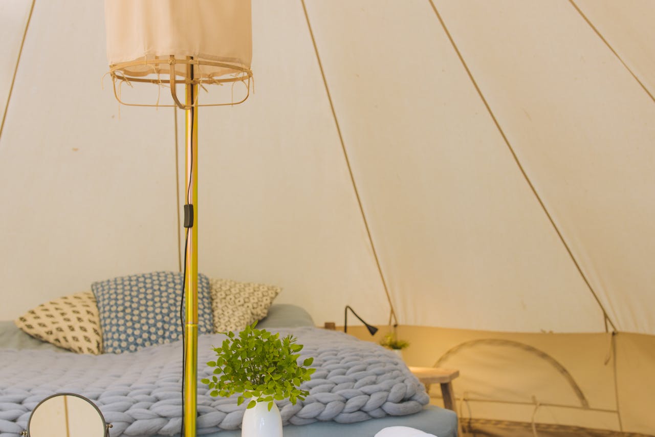 Giường ngủ ấm cúng trong lều glamping Hồ Trị An