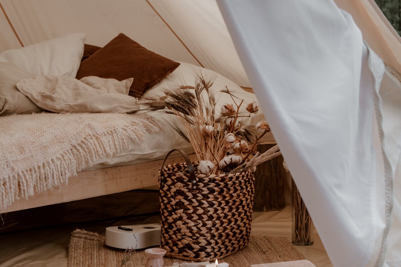 Lều glamping Hồ Trị An sang trọng lãng mạn với nến