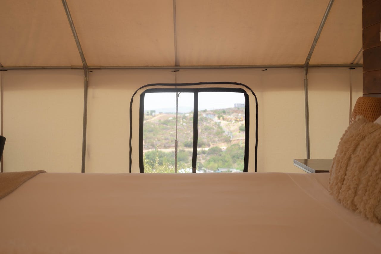 Nội thất lều glamping Hồ Trị An với view thiên nhiên