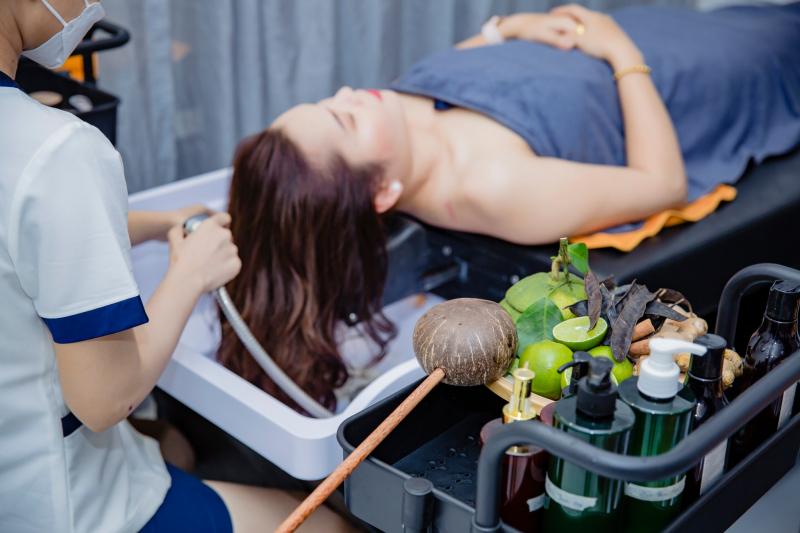 Liệu trình gội đầu dưỡng sinh tại An Miên Spa gồm gội thảo mộc, massage cổ – vai – gáy và nghi thức thở chậm trong không gian thiền định.